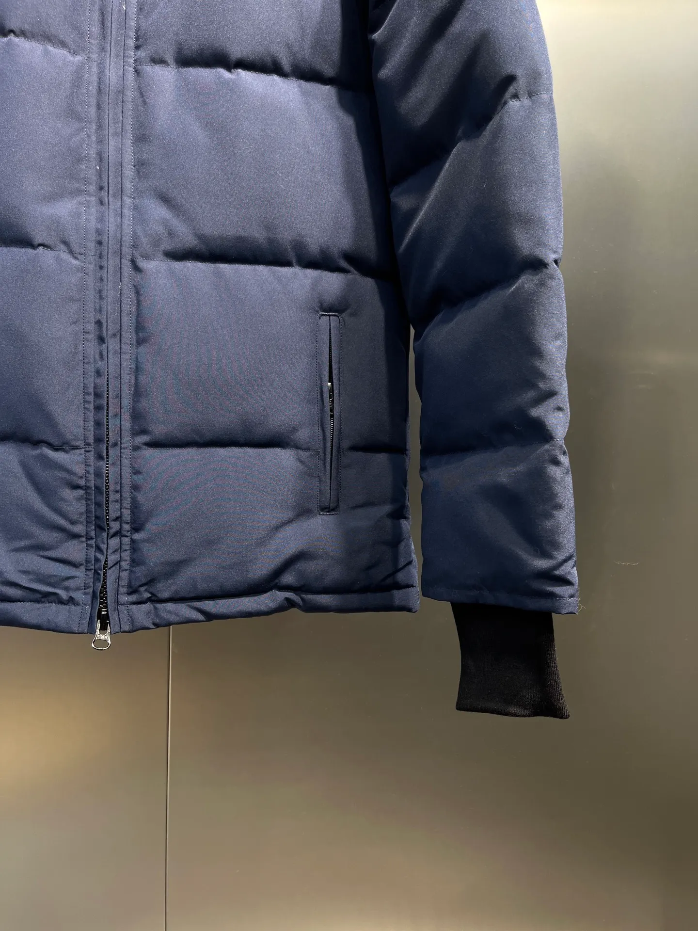 P860 Canada Goose Canada # Expedition04 Parker, a treasure of Canadian origin! Limited supply worldwide! Canada Goose Model 04 is a top-notch couple model, polar cold-proof outdoor series fur collar detachable hooded parka down jacket, the first Goose in 2024. I hope my partners like the top quality, and I hope everyone can evaluate it together! The most popular cool items of the Big Goose family in 2024 are online. The same popular product of Yi Yang Qianxi is said to be a joint limited edition Big Goose that cannot be bought in autumn and winter. If you dislike the sameness of the Big Goose in the past, then this model will definitely give you a different experience! This year's most powerful couple's collection for autumn and winter is online, a top-notch luxurious ready-to-wear style, paired with an outdoor warm down jacket with great style and charm! The most standard and classic items of the Daye family in the past two years are equipped with unique reflective stripes for embellishment, which further shows the high-end fashion performance effect. With the embellishment of hardware buckles, it has excellent performance effect. The upper body is clean, simple and elegant, even for urban leisure. It is suitable for various occasions. Designed with large pockets, this model has a large capacity and is equipped with reflective stripes, making it safer at night. It is suitable for various adventure activities. It is made of windproof and waterproof technical materials. The interior is filled with full white duck down, which is absolutely cold-proof and warm. It also has a stand-up collar design and fine fluff at the collar, with meticulous attention to detail! The charm of this model is also more spiritual, and the upper body has more temperament and specifications. It perfectly shows the ultra-high standard of fashionable performance of this model, integrating outdoor and life, and you can even create high-street wear! The most pinnacle limited-edition goose that we have presented so far, both in terms of design and detailed materials, it is completely outstanding. The grand and evergreen version design is matched with cool reflective elements. The overall appearance can be said to be quite high, and it has that kind of powerful outdoor performance! It combines high-end casual attributes with high-street style. It is high-grade, domineering, warm, and beautiful. The visibility of the upper body is quite strong, and the configuration of the owl element is highly brand-recognizable. It fully complements the overall brand performance and visual effects, and also has the high-end sense of fashion and fashionable performance. It is a must-buy product because it is the most awesome down brand on the planet and one of Canada's three national treasure brands. It is also a sentimental down luxury brand. In the field of polar cold-proof clothing, Goose has made an irreplaceable contribution... Size: xs s m l xl